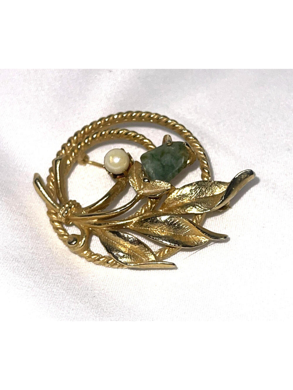 Sarah Coventry Faux Pearl Jade Gold Tone Floral Leaves Wreath Brooch Pin Vintage